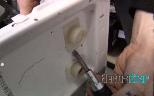 С помощью отвертки снимаем заливной клапан у стиральной машины Bosch