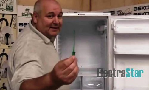 Чистка дренажного отверстия в холодильнике