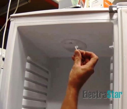 Пластиковая заглушка на плафоне холодильника Bosch
